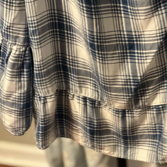 Celebrity Pink off shoulder with embroidered flower - Picture 4 of 9